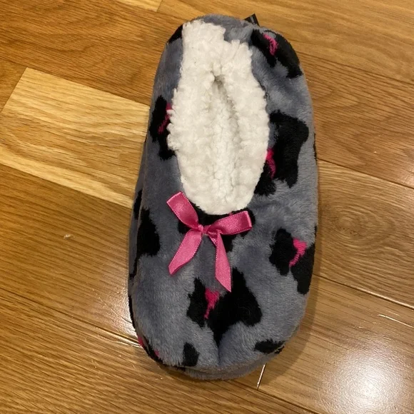 NWT. Womens slippers. Never worn. Size 6-8. - Picture 6 of 6